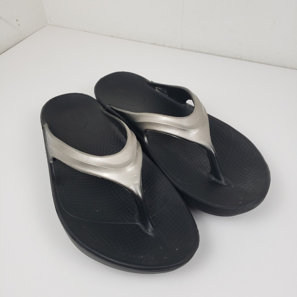 OOFOS Womens 10 OOlala Luxe Black Latte Metallic Recovery Sandals Flip Flops
